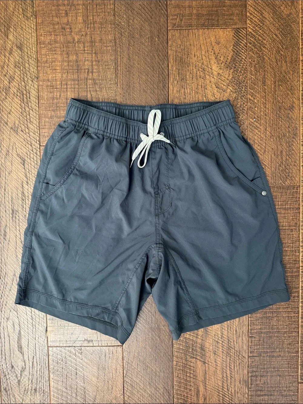 Vuori Men’s Kore Short in Grey Lined